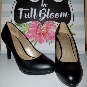 Bandolino size 8 women's black high heel shoes